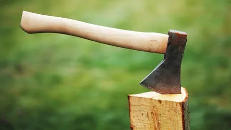 Как правильно колоть дрова топором