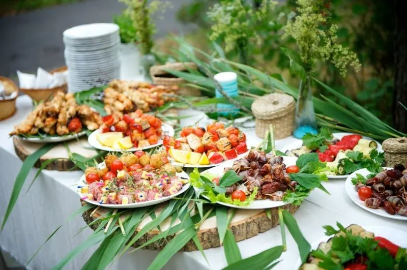 Праздничный стол в загородном доме