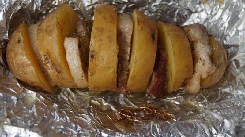 Картошка в фольге на углях