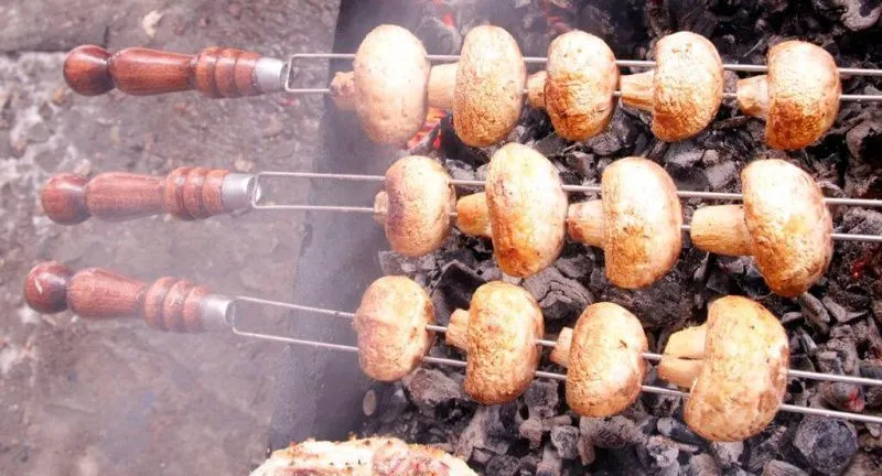 Шашлык из шампиньонов на мангале