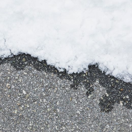 Способы борьбы с гололедом: чем посыпать дорожки на даче и в загородном доме