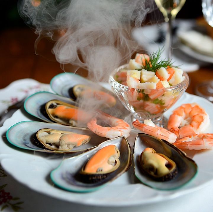 мидии, креветки и морской коктейль на мангале