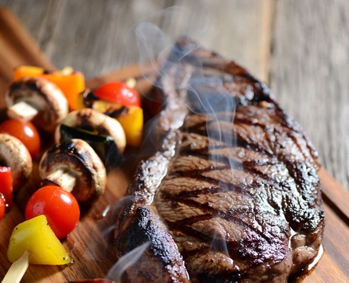 говяжьи стейки на мангале к новогоднему столу