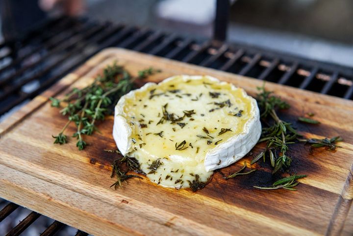 брынза на мангале с травами