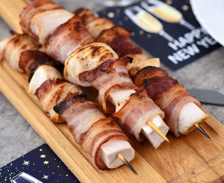 шашлычки из индейки или курицы с беконом и травами