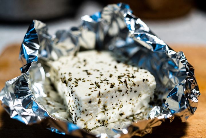 фета на мангале в фольге с травами