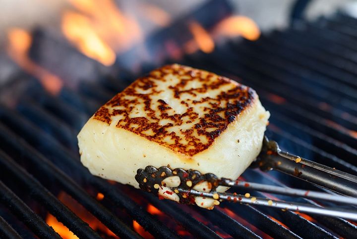 адыгейский сыр на мангале с чесноком и специями