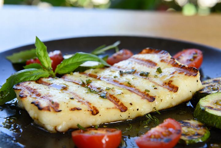 халуми на мангале с травами и овощами