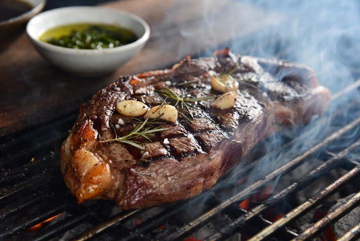 стейк с дымным ароматом в соусе чимичурри стейк с дымным ароматом в соусе чимичурри