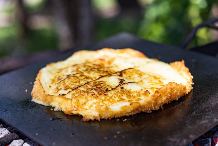 сулугуни в панировке на мангале