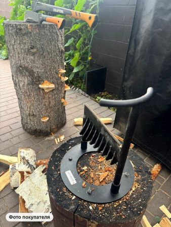 Дровокол ручной «С полукольцом» в наборе с точилкой для инструмента — в деле